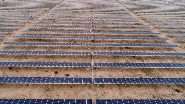<i>Fotografía de archivo de paneles solares instalados en el municipio de Villa de Arriaga, en San Luis Potosí (México). EFE/Ulises Andrade/ARCHIVO</i>