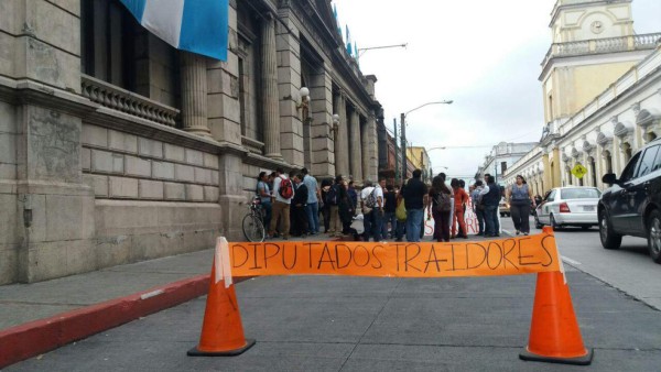 Guatemala: Repudian pacto a favor de la corrupción y piden a Jimmy Morales vetar decretos