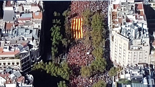 'Cataluña es España', revindica una multitud en las calles de Barcelona