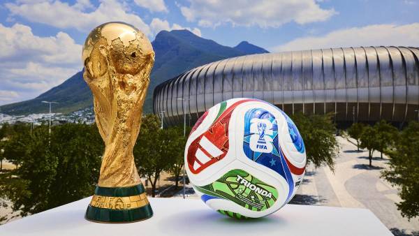 <i>Figuras emblemáticas de Estados Unidos, Canadá y México, como las estrellas, la hoja de arce y el águila, dan identidad a Trionda, el balón oficial del Mundial de 2026 que este jueves fue presentado en sociedad por la FIFA y Adidas, la compañía multinacional alemana de equipamiento deportivo. EFE/ADIDAS</i>