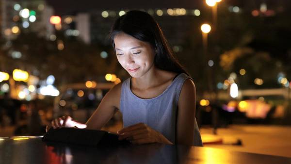 <i>De acuerdo con la investigación, los menores de 35 años se consolidan como los principales usuarios de plataformas digitales y aplicaciones basadas en IA. Foto de cortesía</i>