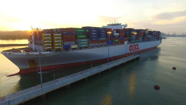 Portacontenedores rompe récord en el Canal de Panamá