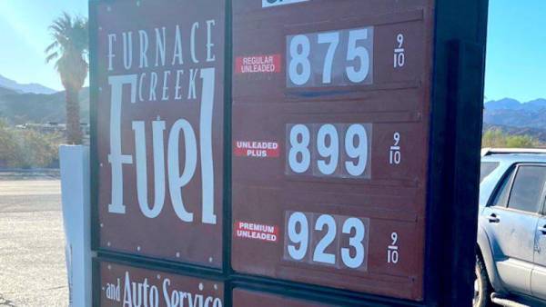 Precios de combustible en Furnace Creek, California el 29 de marzo de 2022.