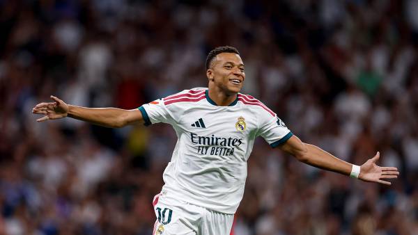 <i>Kylian Mbappé, delantero del Real Madrid y autor de un doblete en la victoria por 4-1 contra el Sevilla, se acercó a tres goles del liderato de la tabla de anotadores de Raphinha, atacante del Barcelona. Foto de cortesía</i>