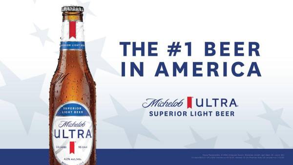<i>Cartel cedido por la cervecería Anheuser-Busch donde se muestra una botella de la cerveza Michelob Ultra que pasó a ser la cerveza más vendida en EE.UU.. EFE/Anheuser-Busch</i>