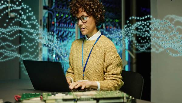 <i>Los datos señalan que el crecimiento del mercado laboral se está orientando hacia la actual ola de inversión en IA. Foto de iStock</i>