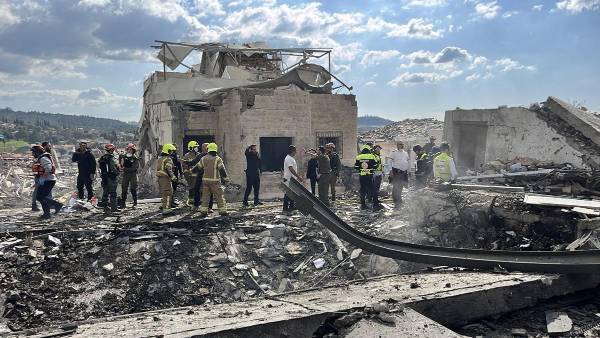 <i>Ocho personas murieron este domingo tras el impacto de un misil iraní en la localidad israelí de Beit Shemesh, cerca de Jerusalén, según la última información del servicio de búsqueda y rescate israelí Zaka, en un ataque que ha provocado también 28 heridos. EFE/MDA</i>