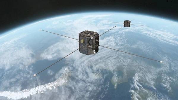 <i>Fotografía cedida por la Universidad de Iowa a través de la NASA de los satélites gemelos de Reconexión en Tándem y Reconocimiento de Electrodinámica de Cúspide (TRACERS) en órbita sobre la Tierra. EFE/ Andy Kale/ Universidad de Iowa</i>