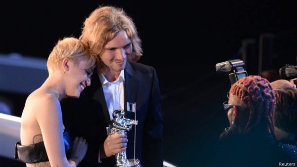 Quién era el indigente que acompañó a Miley Cyrus a los MTV Video Music Awards