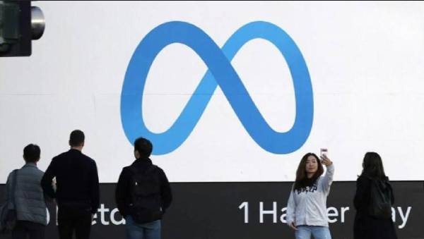 <i>En sus más de 20 años de historia, el imperio de Facebook también se ha aprovechado de las estrategias exitosas de otras redes sociales copiando su formato. Foto de EFE</i>