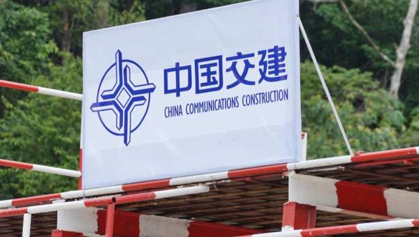 <i>Un cartel de la empresa China Communications Construction Company Limited (CCCC), fotografiado en las obras del proyecto ferroviario del Este en Dungun, Malasia, el 25 de julio de 2019. FOTO Rushdi Samsudin / AFP/Archivos</i>