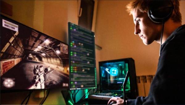 Muchos profesionales invierten en pantallas con alta frecuencia de actualización y baja latencia; el formato ultra ancho puede ofrecer una visión más amplia del entorno virtual y mejorar la inmersión. Foto de cortesía