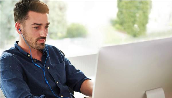 <i>Entender estas herramientas como colaboradoras y no como simples máquinas de respuesta inmediata puede transformar la manera en que se trabaja, se crea y se toman decisiones en el día a día. Foto de iStock</i>