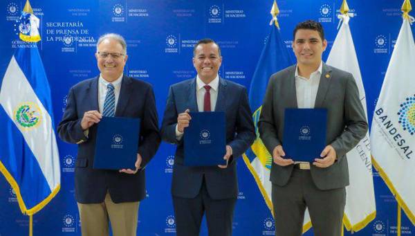 El Salvador firma contrato de garantía para programa de créditos a Mipyme