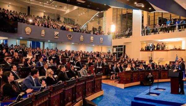 El Salvador: Nayib Bukele propone reducir municipios y diputaciones