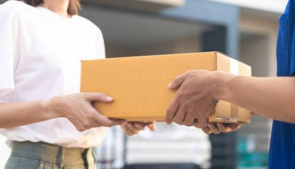 Las empresas de entrega rápida de paquetes esperan resolver pronto lo retrasos. Foto de iStock
