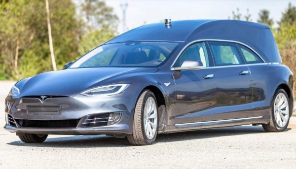 Compró y modificó un Tesla Model S para hacerlo coche fúnebre