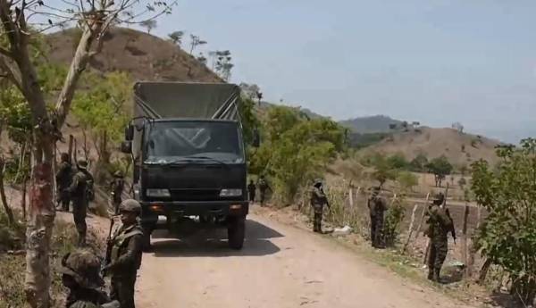 El Ejército de Guatemala reforzó este martes su presencia en la frontera con Honduras luego de que la víspera fuera repelida una incursión de hombres armados procedentes del vecino país, que dejó un campesino muerto y una docena de viviendas destruidas, en un hecho que se ha vinculado a grupos del narcotráfico. FOTO REFERENCIA / EFE
