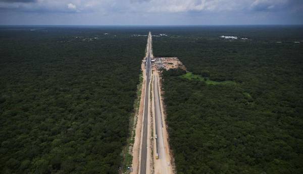 <i>Se trata del primero de siete tramos que recorrerán en total 1.554 km alrededor de la península de Yucatán, una zona rica en flora, fauna y ruinas arqueológicas. Los demás quedarán operativos en el primer trimestre de 2024. FOTO RODRIGO OROPEZA / AFP</i>