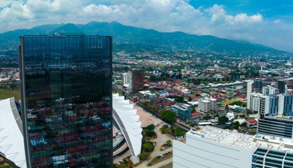 <i>El incremento del área construida estuvo impulsado principalmente por las obras nuevas no residenciales, entre ellas bodegas y locales comerciales. Foto de iStock</i>