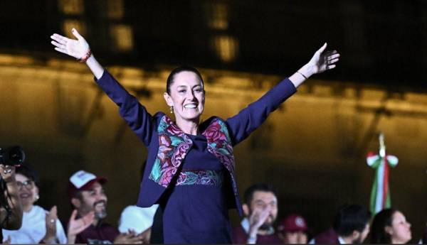 <i>La candidata presidencial del partido Morena, Claudia Sheinbaum, celebra tras conocerse los resultados de las elecciones generales en la Ciudad de México, el 3 de junio de 2024. FOTO Pedro PARDO / AFP</i>