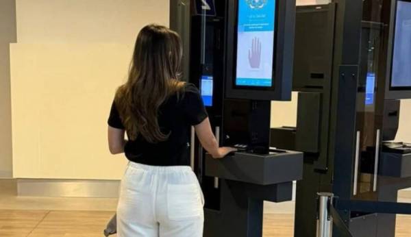 <i>El viajero, previamente registrado en el sistema de prechequeo del INM, escanea su pasaporte en la primera compuerta, avanza unos pasos, la cámara realiza el reconocimiento facial y, tras la verificación, se abre la segunda compuerta para permitir el paso. FOTO LA PRENSA</i>