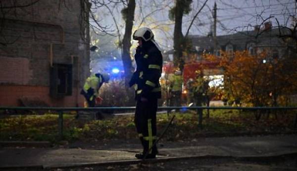 Archivo. Bomberos ucranianos intervienen en el lugar donde un fragmento de misil ruso cayó cerca de un edificio residencial provocando un incendio en el centro de la capital ucraniana de Kyiv el 15 de noviembre de 2022.