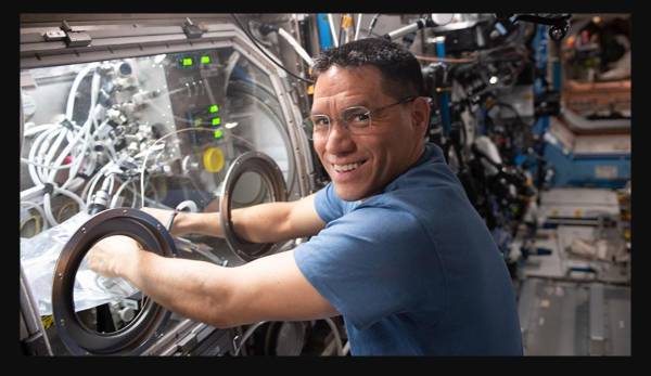 <i>El astronauta Frank Rubio trabaja en la Microgravity Science Glovebox intercambiando muestras de aerogel de grafeno para un estudio de fabricación espacial. Foto NASA</i>