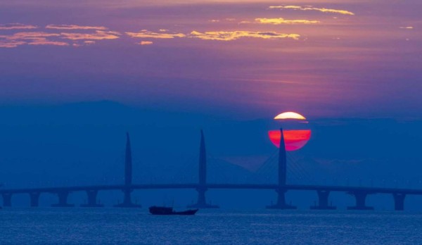 Inauguran megapuente que une China Continental con Hong Kong
