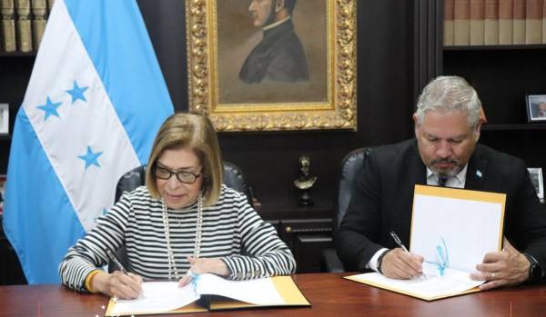 <i>El canciller Eduardo Enrique Reina y Rebeca Santos, presidenta del Banco Central de Honduras, firmaron un convenio de cooperación entre las instituciones que representan. FOTO CANCILLERÍA</i>