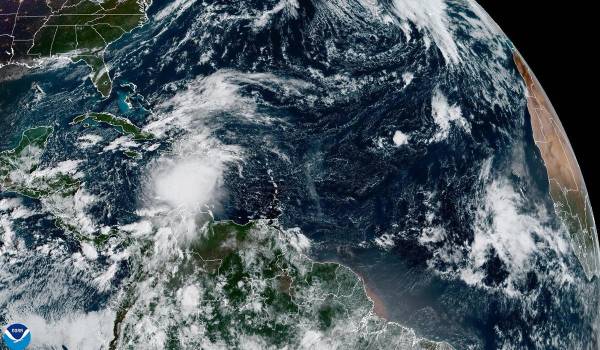<i>Fotografía satelital cedida este miércoles por la Oficina Nacional de Administración Oceánica y Atmosférica de Estados Unidos (NOAA), a través del Centro Nacional de Huracanes (NHC), donde se muestra la localización de la tormenta tropical Melissa cerca del Caribe. EFE/ Oficina Nacional De Administración Oceánica Y Atmosférica De Estados Unidos</i>