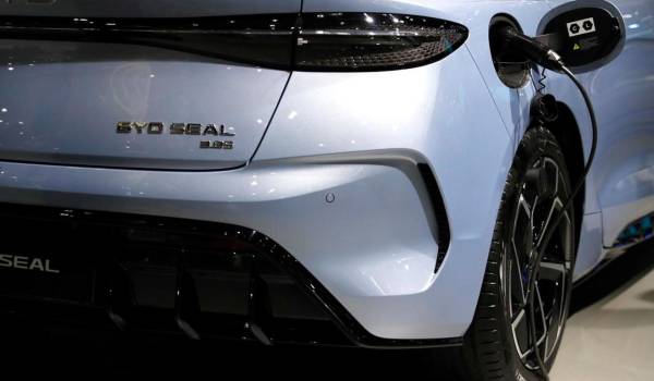 Fotografía de archivo que muestra un automóvil eléctrico BYD Seal que es cargado de energía. EFE/EPA/RUNGROJ YONGRIT