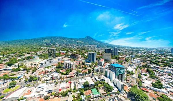 Moody's eleva la calificación de riesgo de El Salvador a Caa1 desde Caa3