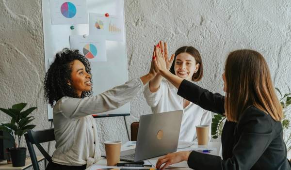 <i>Los líderes coinciden en que los mayores peligros para una organización no son la inexperiencia ni los errores, sino la falta de humildad, motivación y espíritu de equipo. Foto de iStock</i>