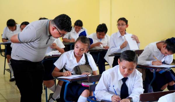 <i>El Estado destinará al menos US$7,6 millones en concepto de bono económico para los bachilleres este año. Esos recursos saldrán del presupuesto general de la República. Foto de cortesía</i>