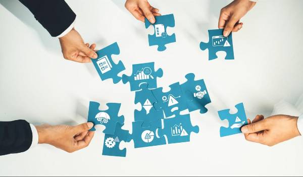 <i>En 2025, ADMIRADOS incorporó una innovación metodológica: más de 50 destacados líderes gremiales, académicos y de organizaciones de la región participaron, respondiendo a una invitación de Revista E&amp;N, en el primer Consejo Consultivo, nominando a sus Empresas y Líderes Empresariales con las prácticas más admirables. </i>