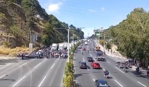 <i>Varias rutas de Guatemala han sido bloqueadas de forma intermitente por segundo día consecutivo por transportistas que exigen una reducción en los precios del combustible. Foto de cortesía</i>