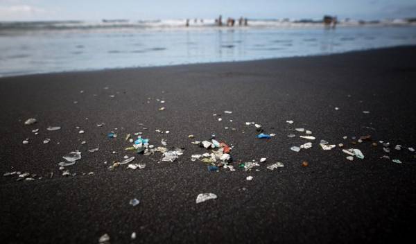 <i>Microplásticos y restos mesoplásticos aparecen en la playa de Almaciga, en la costa norte de la isla canaria de Tenerife. Foto archivo del 14 de julio de 2018, tomada durante una operación de limpieza organizada por la ONG Canarias Libres de Plásticos. FOTO DESIRÉ MARTIN / AFP </i>