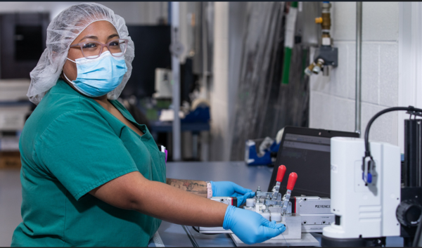 <i>La empresa instalará en Costa Rica una operación especializada enfocada en la aplicación de recubrimientos funcionales de alta precisión para componentes críticos de dispositivos médicos. Foto de cortesía</i>