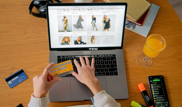 <i>En temporadas de alto consumo, los fraudes aumentan de forma considerable. Es fundamental verificar que los sitios sean legítimos, desconfiar de promociones con urgencia exagerada y confirmar siempre los canales oficiales antes de realizar un pago. Foto de cortesía</i>