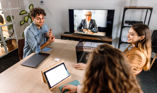 La transición hacia modelos de trabajo híbridos representa una oportunidad estratégica para mejorar la productividad, optimizar los recursos físicos y fomentar culturas organizacionales más inclusivas, resilientes y sostenibles. Foto cortesía
