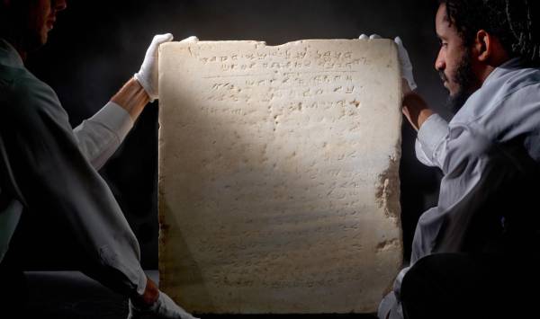La tableta fue encontrada en 1913 en unas excavaciones en la costa sur de lo que hoy es Israel. Foto de EFE/Sotheby’s