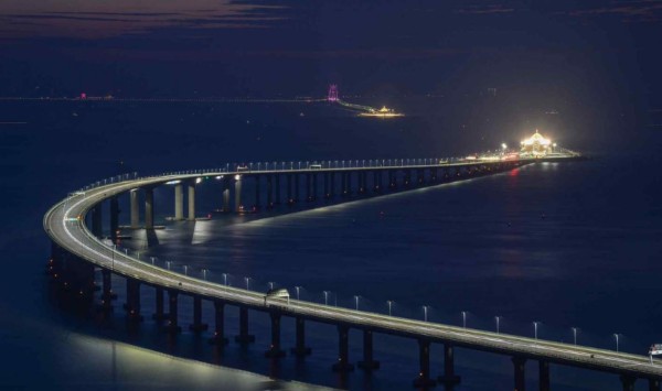 Inauguran megapuente que une China Continental con Hong Kong