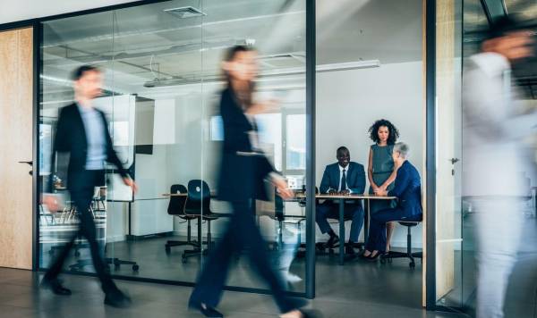 Hasta el 43 % de los empleados de la Generación Z y los millennials indican pensamientos frecuentes de dejar sus trabajos. Foto de iStock
