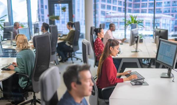 Más de la mitad de los encuestados coincide en que los jóvenes nacidos entre 1997 y principios de la década de 2010 presentan carencias en ética laboral, habilidades comunicativas y preparación general para las exigencias actuales del mercado laboral. Foto de iStock