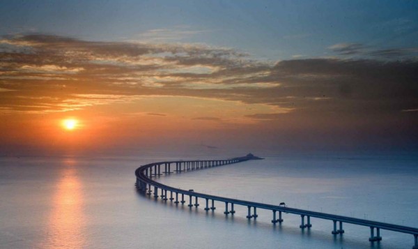 Inauguran megapuente que une China Continental con Hong Kong
