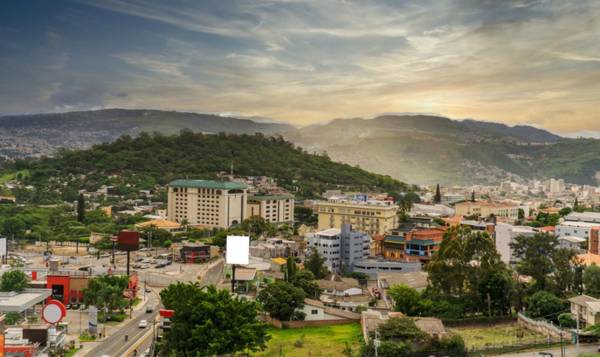 Honduras suscribe casi US$500 millones en préstamos para presa e infraestructura vial