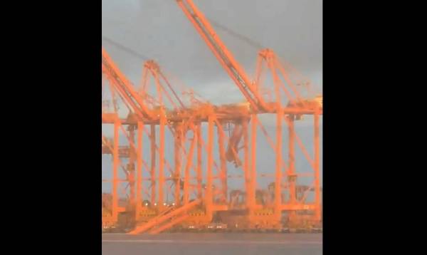 <i>Tras el ataque, en el que también se registraron explosiones, el puerto fue evacuado de inmediato y las operaciones en el conjunto de la instalación quedaron temporalmente suspendidas. FOTO CAPTURA DE VIDEO</i>