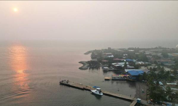 <i>El humo ha llegado a afectar también las actividades marítimas. Foto: Mario Sánchez, Grupo Opsa</i>