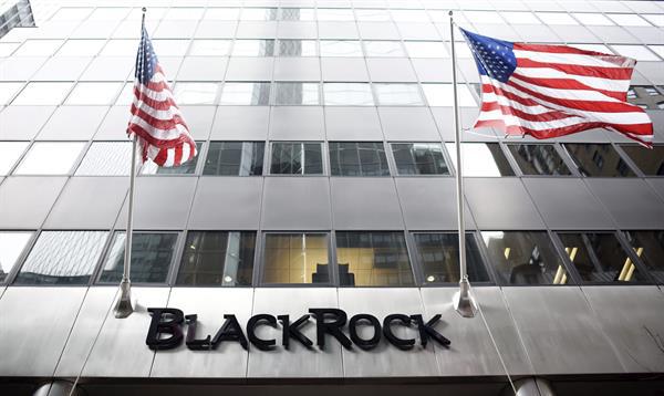 Fotografía de archivo en la que se registró el frontispicio de la sede principal de BlackRock, la mayor gestora de activos del mundo, en Nueva York (NY, EE.UU.). EPA/Justin Lane